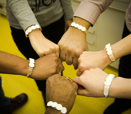 Wearable Color Changing Wristband Warns You When You’ve Been in the Sun Too Long Paper uvr sensor