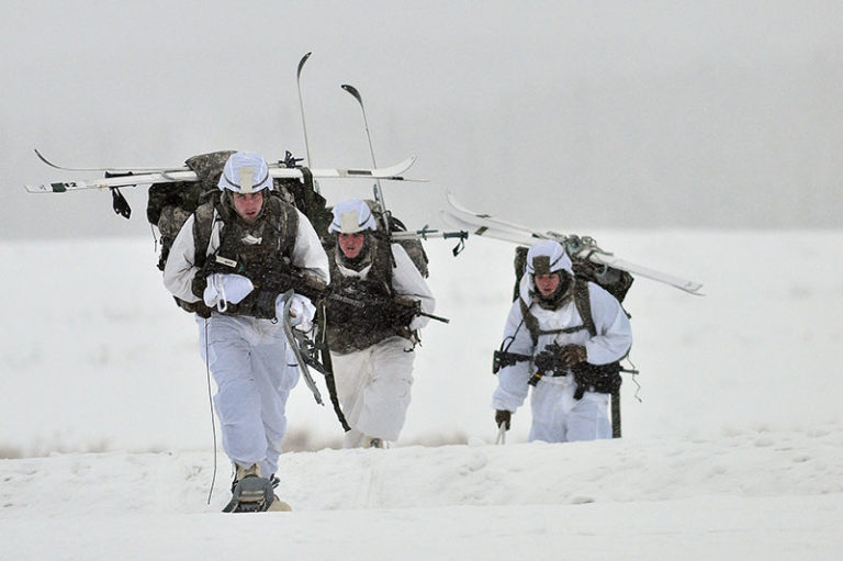 US paratroopers whoop strap